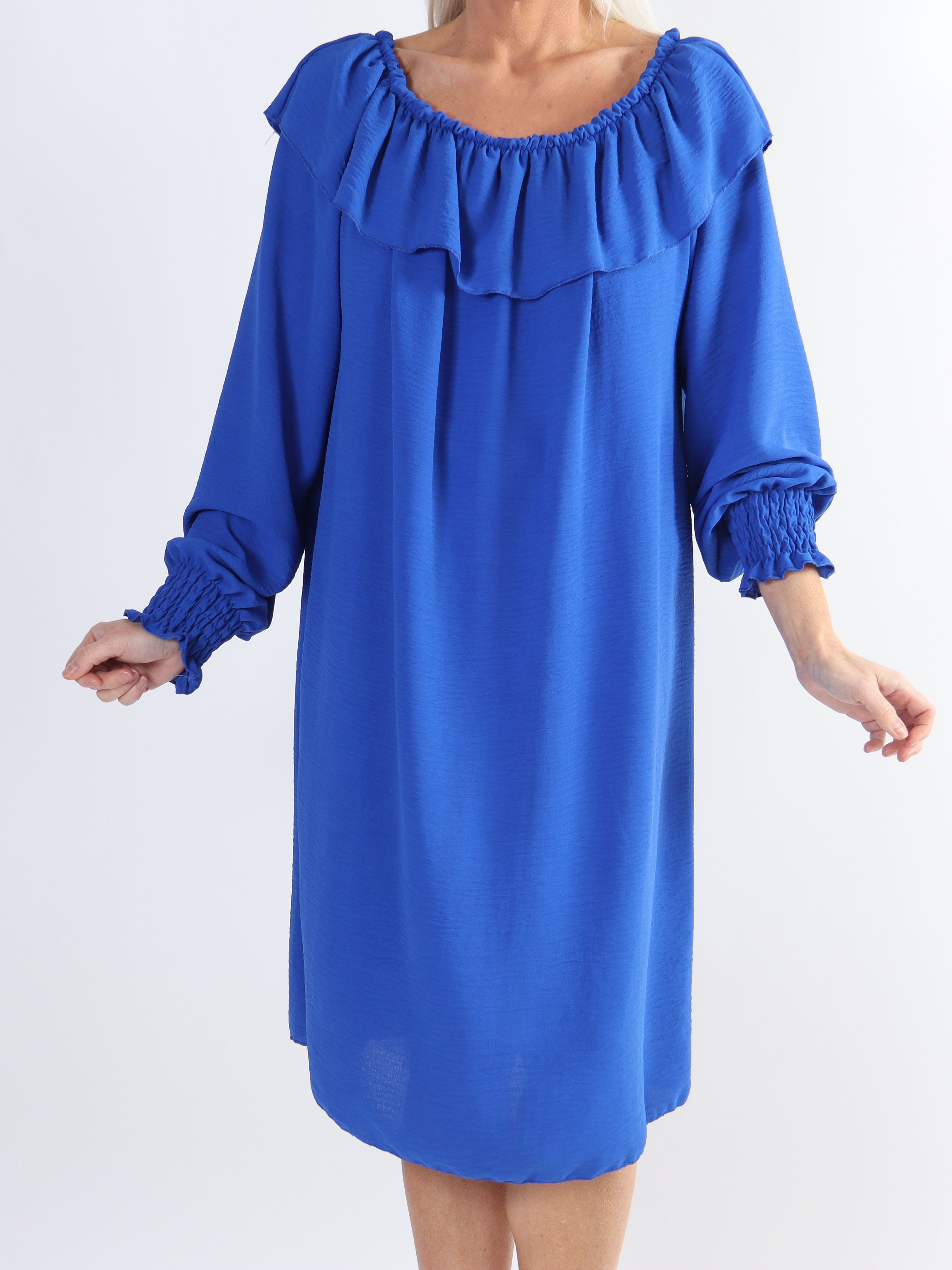 Elpida - Plus size kjole med flæsekant og smock ved ærmet